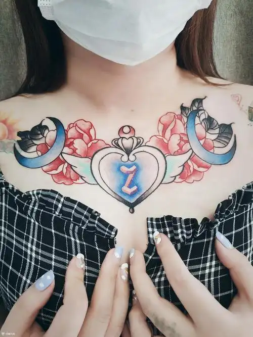 纹身遮盖彩色花胸