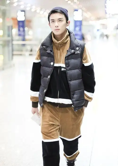 吴磊街拍:burberry羽绒背心 丝绒运动装hogan球鞋帅气潮男