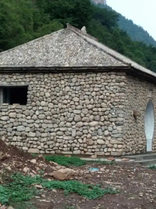 这是用鹅卵石修成的小屋