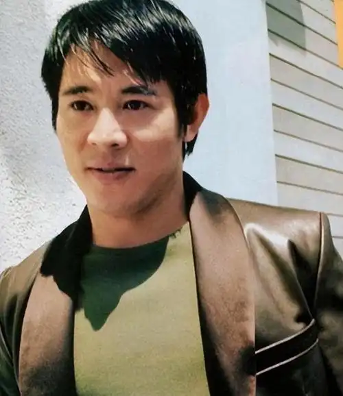 61岁李连杰近照曝光满脸皱纹显老态昔日巨星面容大变