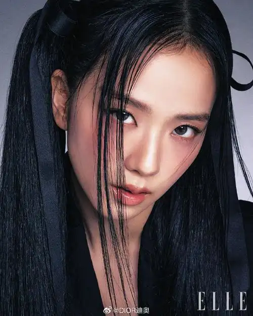 金智秀(jisoo)@sooyaaa_智秀身着迪奥二零二三秋冬成衣系列登上韩国版