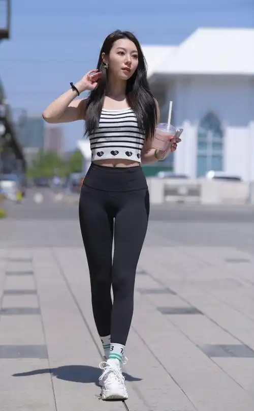 看到穿瑜伽裤的女孩子,男生容易走不动道