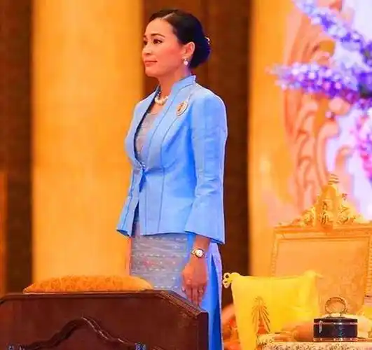 诗妮娜贵妃脉脉含情换来国王冷脸,苏提达微微一笑,成后宫主人