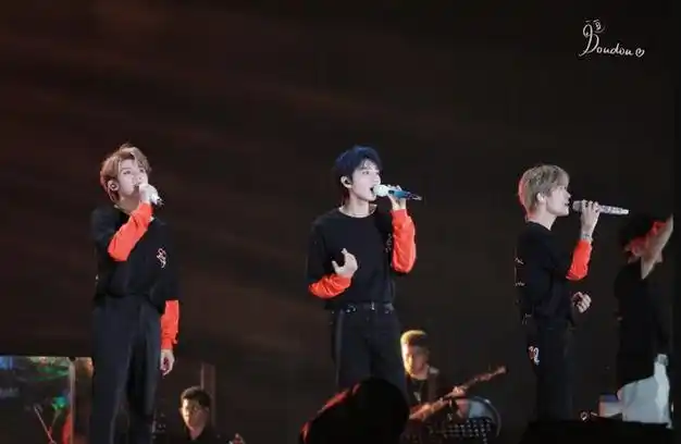 疯狂的粉丝攻陷西安,难听的演唱敷衍却圈钱|灯牌|演唱会现场|tfboys