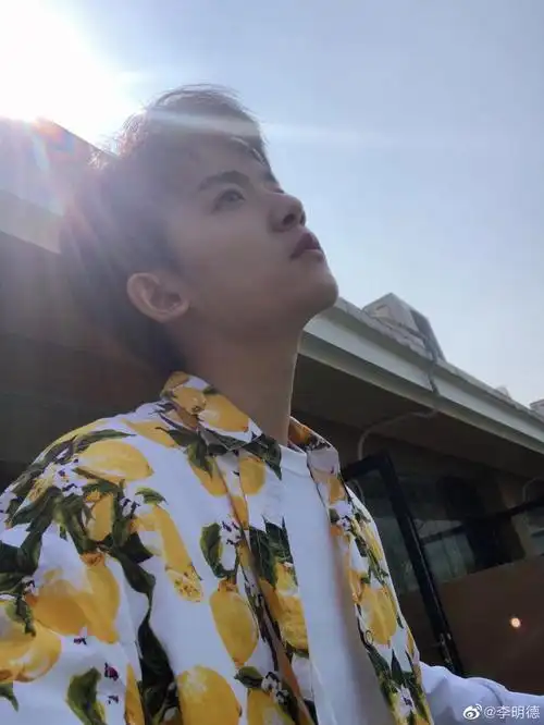 不爱李明德爱谁!他居然还是97我天不说了简直是爱死我了回被窝继续