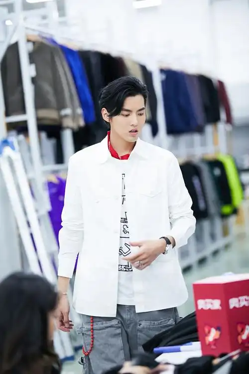 《潮流合伙人》吴亦凡与顾客带同款墨镜 大型卖家秀vs买家秀现场