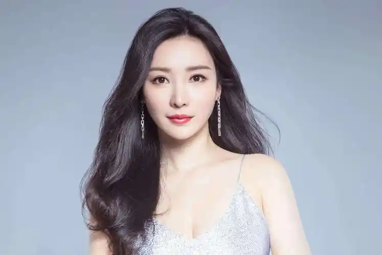 39岁柳岩正面回应为什么不结婚称一个人也过得挺好