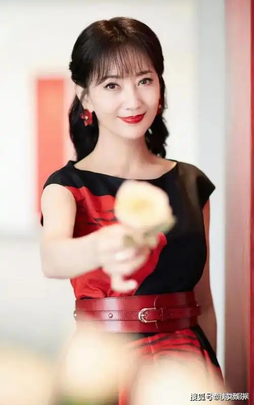 71岁的赵雅芝在内地某热门综艺节目中惊喜现身,她的出现立刻引起了