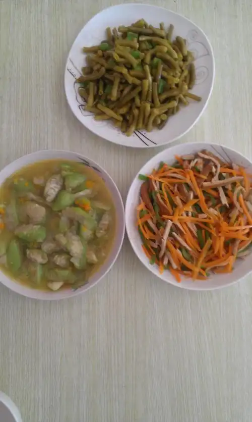 两个人忙碌中简单的饭菜