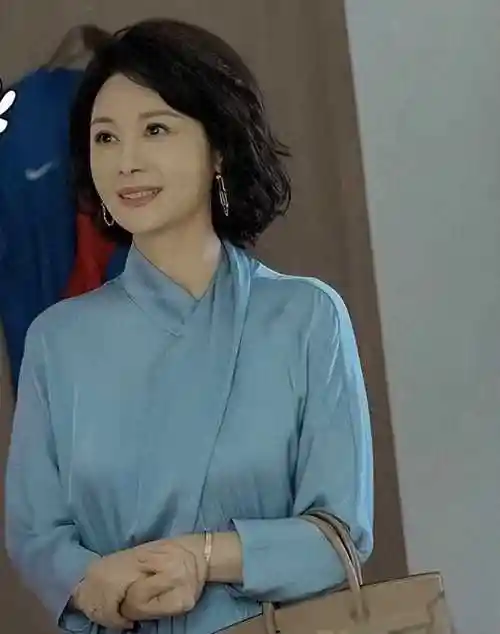 李沁新剧一人分饰两角引关注,46岁状态持续在线_角色_邓英_观众