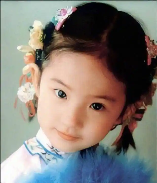 刘亦菲童年高清照曝光,扎一头小花辫软萌又可爱_小时候_照片_妈妈