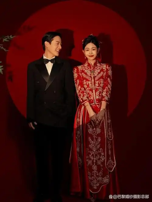 婚纱照第一眼就爱啦                  ·秀禾服所赋予的魅力在于端庄