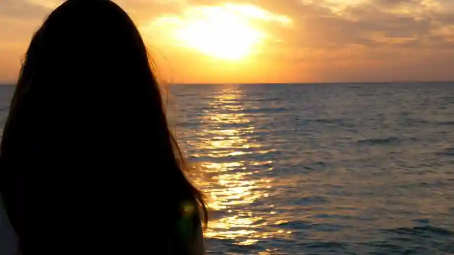 海边女人剪影看海孤独海边美女伤心难过视频素材