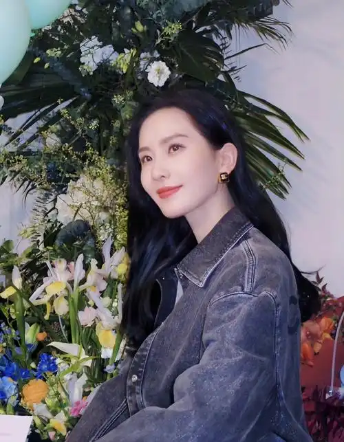 刘诗诗庆生现场气氛欢乐 闭眼许愿切蛋糕笑容超甜_影视资讯网明星报道