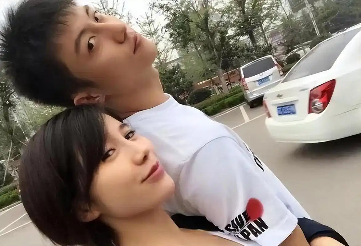 黄景瑜深夜发微发文承认前妻王雨馨,两个人如今的相处方式也太让人看