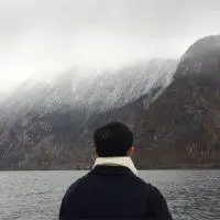 男生背影头像_伤感_黑白图片