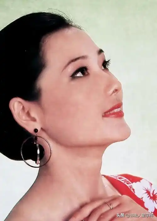 何赛飞,12个美丽瞬间,一位响当当的女明星,圆润典雅端庄大气