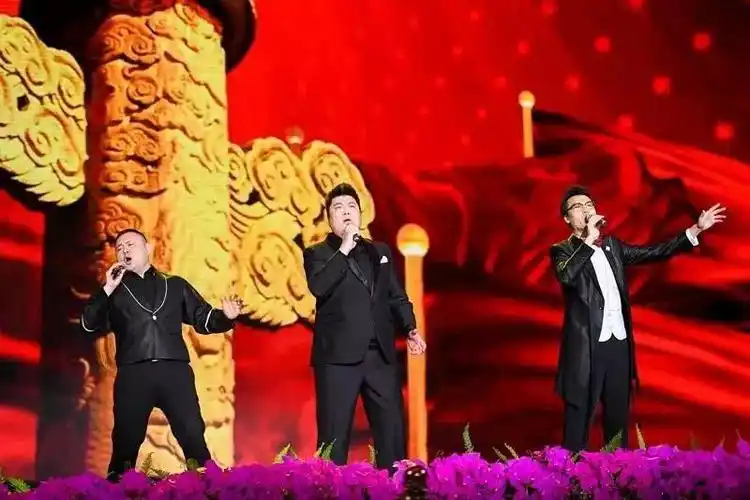 男声三重唱《追寻》《红旗飘飘》女声独唱《芦花》《欢天喜地》