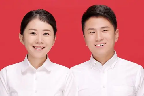 (很多人说这张结婚证件照很有夫妻相哈哈哈哈哈)