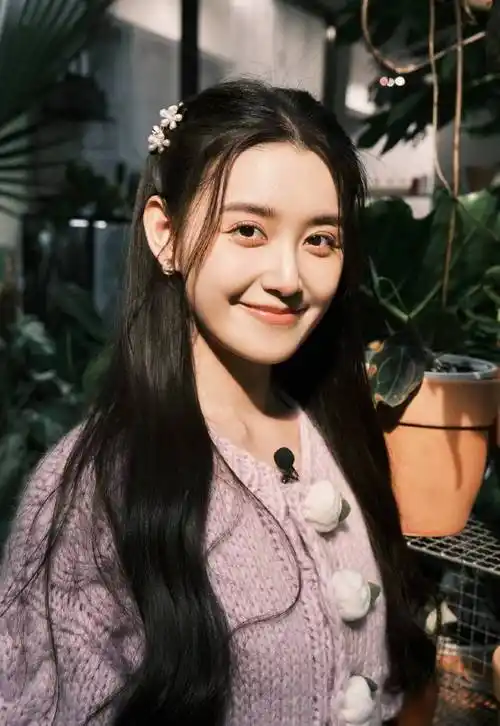 蒋依依笑起来太美了粉色毛衣软糯可爱长发披肩清新脱俗