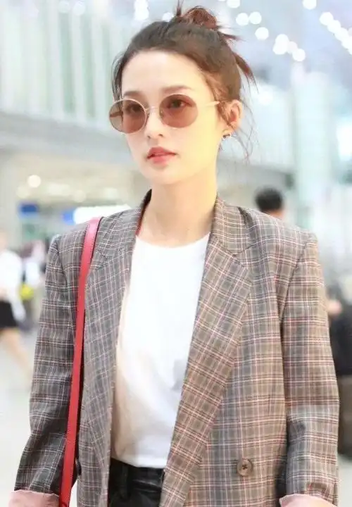 "李沁"能不能别这么时髦?穿"西装 背心 短裙",就美出国际范