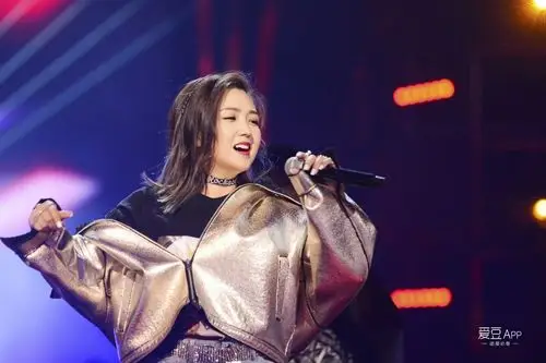 消息真诚绽放勇敢向前闯江苏卫视春晚何洁献唱不服来犟