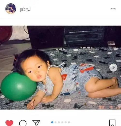 再看照片中,小小的具荷拉已经十分会穿衣打扮了,一身牛仔装扮,舒服地