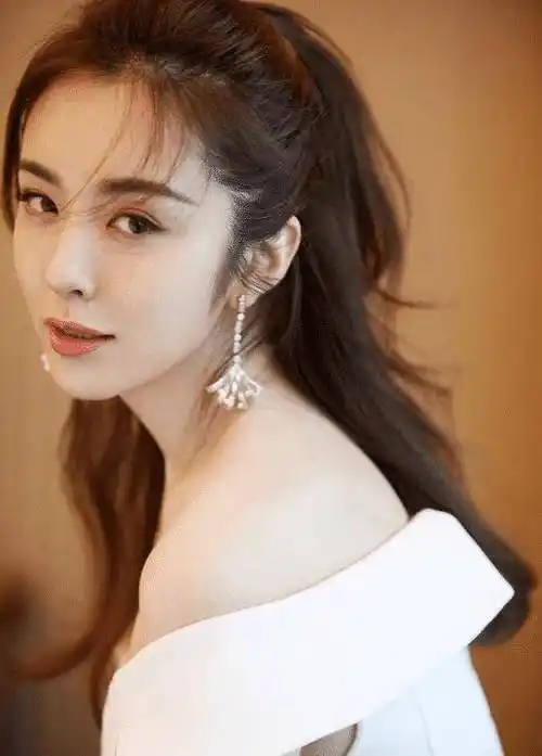 原创10年前演胡歌丈母娘7年后演胡歌女友网友啥时候演闺女啊