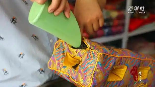 耳枕,因在枕头的中心留有一孔,侧睡时可以保护耳朵不受压迫而得名.