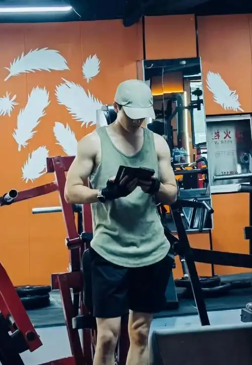 张新成做倒立俯卧撑#张新成做倒立俯卧撑!这肌肉线条太棒了吧!