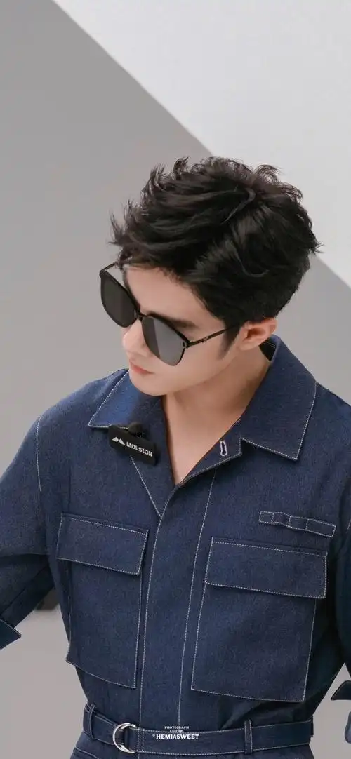 肖战#肖战,戴眼镜最好看的男人  眼镜鲨我,性感又迷人太苏啦