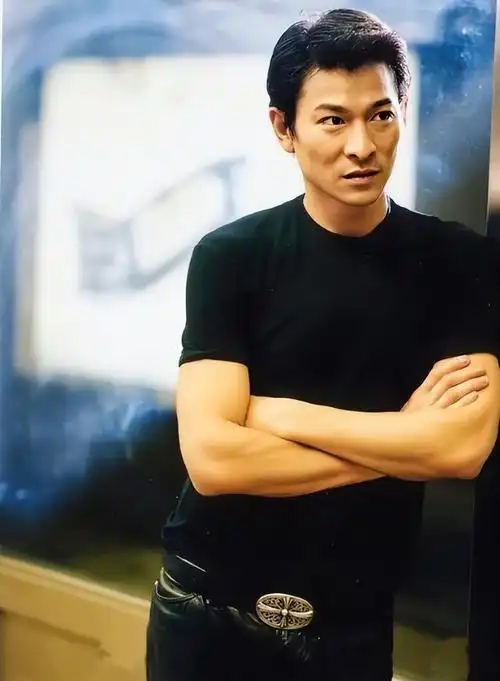 身高不到一米五,却被称"香港电影奇才",也是刘德华最大的恩人