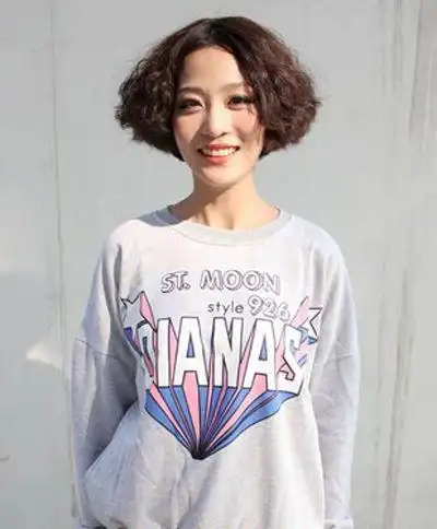 女生中分刘海时尚爆炸头短烫发