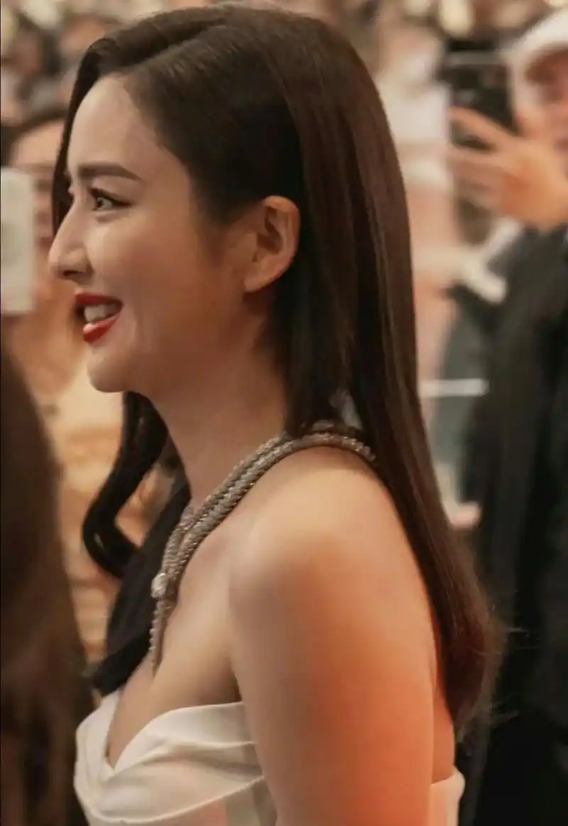 佟丽娅,女演员,参加某活动的,四十岁的佟丽娅实力派演员.