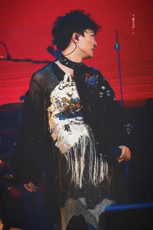 【更新一张超近距离自拍】都进来看周深今天眼妆啊.