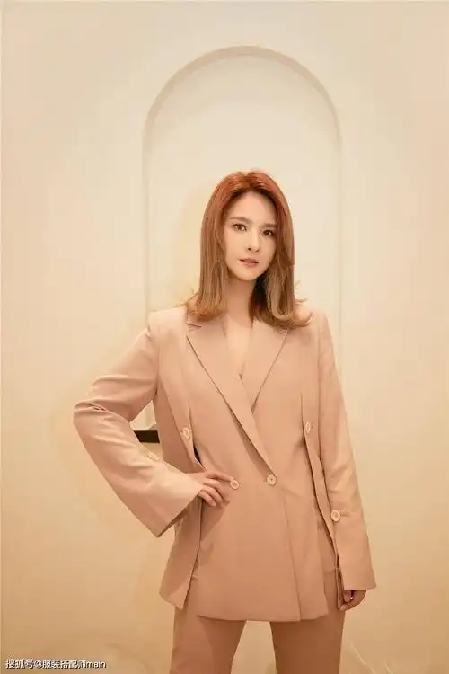 原创郭静罕见踩雷!穿男友风西装配黄发个性帅气,却被一条灯笼裤毁了