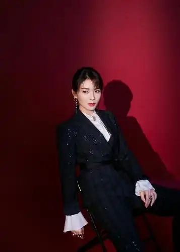 刘涛实力化身霸道女总裁,亮片西装造型攻气十足,太霸气