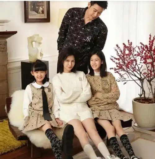 陆毅15岁女儿初中毕业:一双「漫画腿」抢眼,一家四口全是高颜值