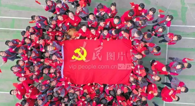 2021年2月28日,浙江省台州市仙居县外语学校小学部,孩子们与党旗合影