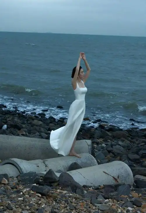 中国最美女人是谁图片("中国第一美女"秦岚,穿白色长裙大秀长腿,曼妙