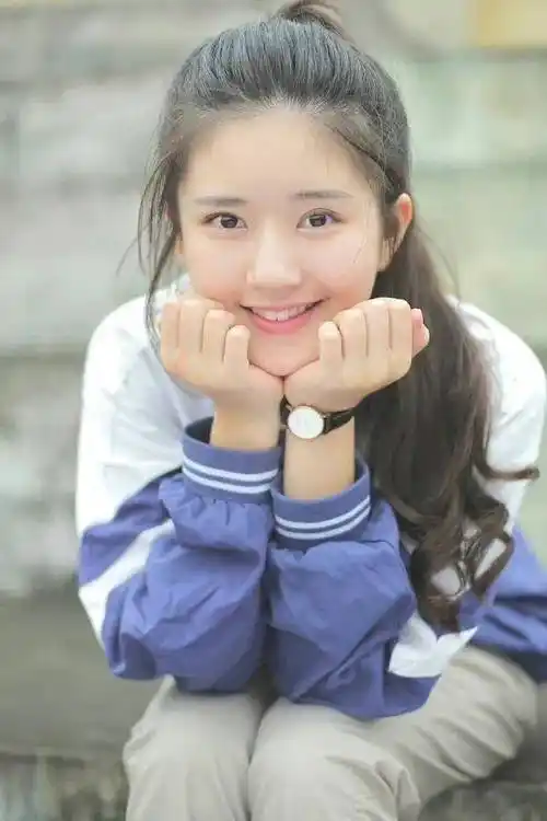 原创赵露思晒出童年照九宫格篮球骑马看来从小就是闲不住的小小思