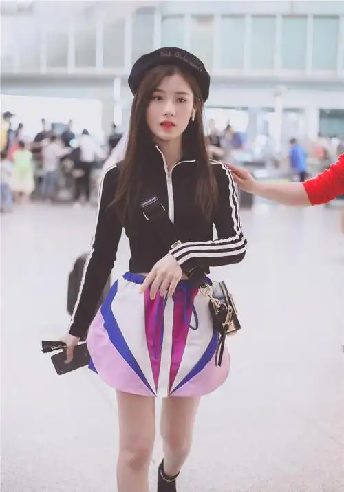 原创陈意涵才是"小腰精",穿露脐夹克配短裙秀蚂蚁腰,这身材真撩人