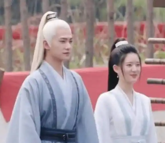 原创杨洋且试天下首次挑战白发造型当镜头划过时是cos龚俊吗