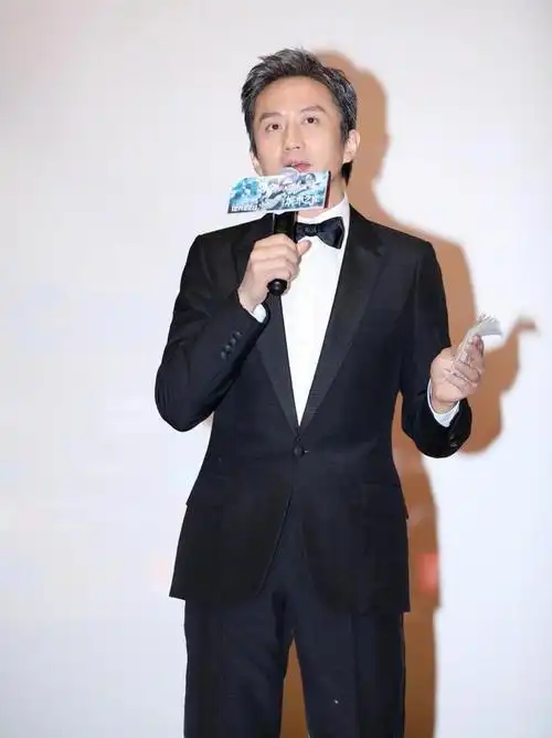 邓超的穿搭有多时髦奶奶灰搭配西装个性十足