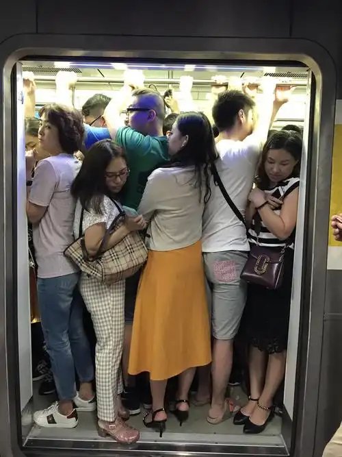 当我早高峰挤地铁时的内心活动