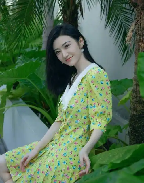 景甜穿碎花裙复古温柔 发丝乌黑映衬雪白肌肤_时尚_魅力_照片