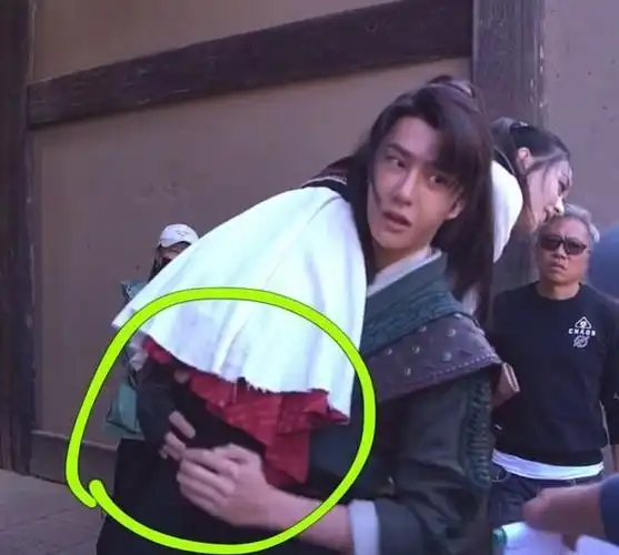 王一博抱着赵丽颖害羞了耳朵和脸通红绅士手却笑坏大家