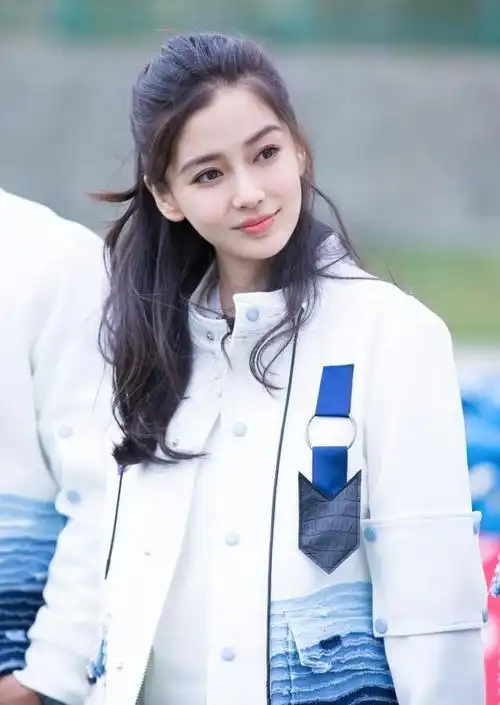 angelababy17岁照片曝光,力破整容谣言,一脸清纯羞涩,美丽动人_网易