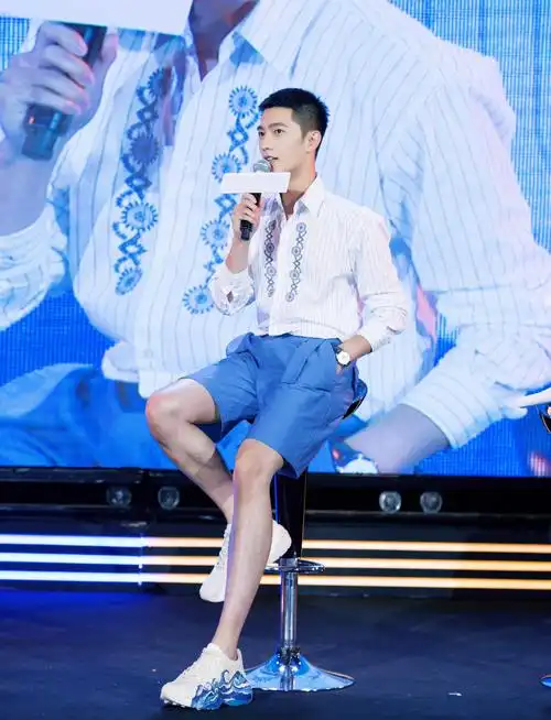 杨洋空降泰国出席活动 现场学泰语挑战竹竿舞__凤凰网