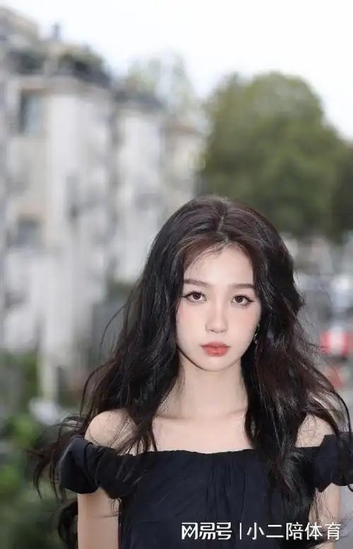 虞书欣发微博庆祝出道七周年, 黑色短裙尽显好身材|紧身|唱片|生活照